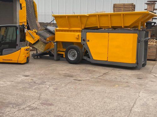 Proporcionamos un servicio seguro de destrucción (y posterior reciclaje) de documentación, archivos comerciales, documentos confidenciales, documentos en papel...
Garantizamos y certificamos la destrucción de cualquier tipo de mercancías u otros bienes de los que usted o su empresa desea desprenderse, como por ejemplo: materiales en stock, falsificaciones, prendas textiles...